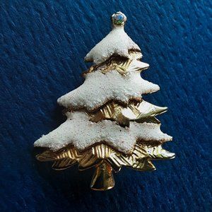VINTAGE GOLDTONE SNOW CHRISTMAS TREE  PIN  BROOCH BLUE STONE